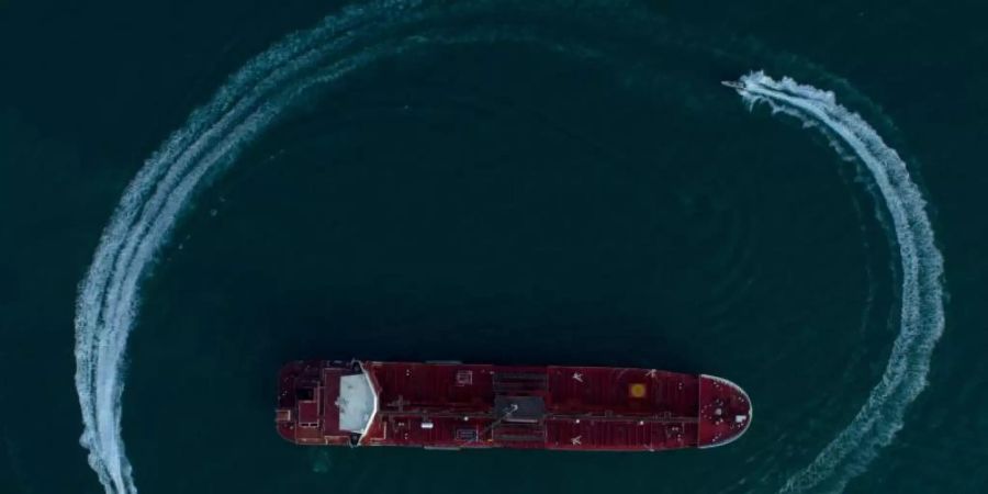 Der britische Öltanker «Stena Impero» wird in der Strasse von Hormus von Schnellbooten der iranischen Revolutionsgarden umkreist. Foto: Morteza Akhoundi/ISNA/XinHua