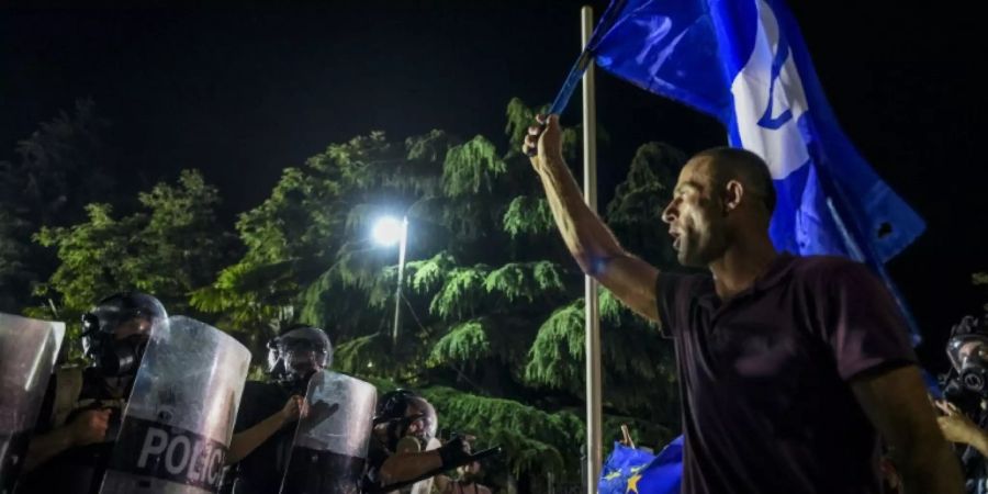 Demonstrant in der Hauptstadt Tirana