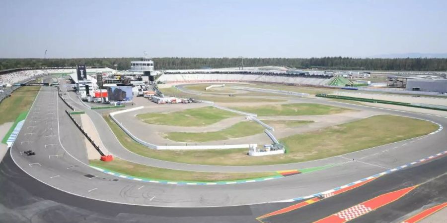 Formel-1-Wagen fahren auf dem Hockenheimring. Foto: Sebastian Gollnow