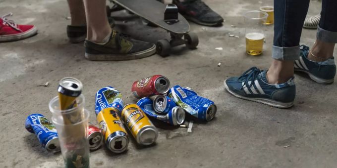 In Wil SG gibt der Alkohol-Konsum am Bahnhof viel zu reden. Ein Kantonsrat der SVP will ein Verbot. Alkohol