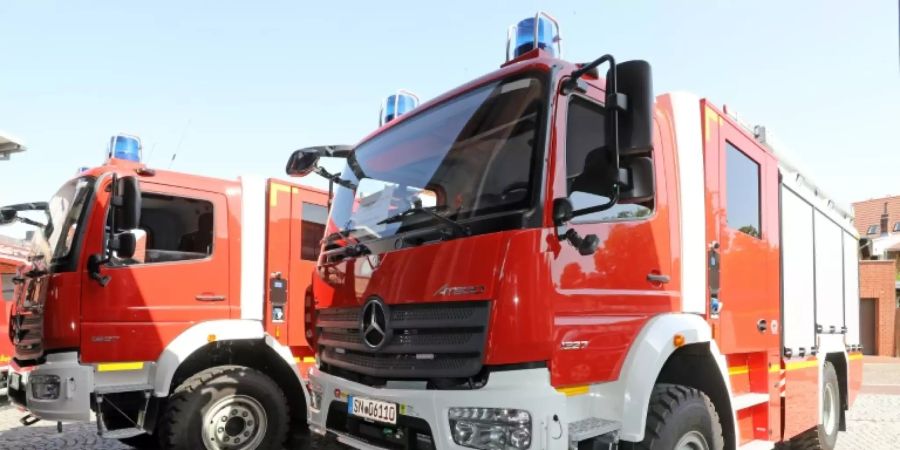 Feuerwehr löscht Brand in Mehrfamilienhaus in Berlin