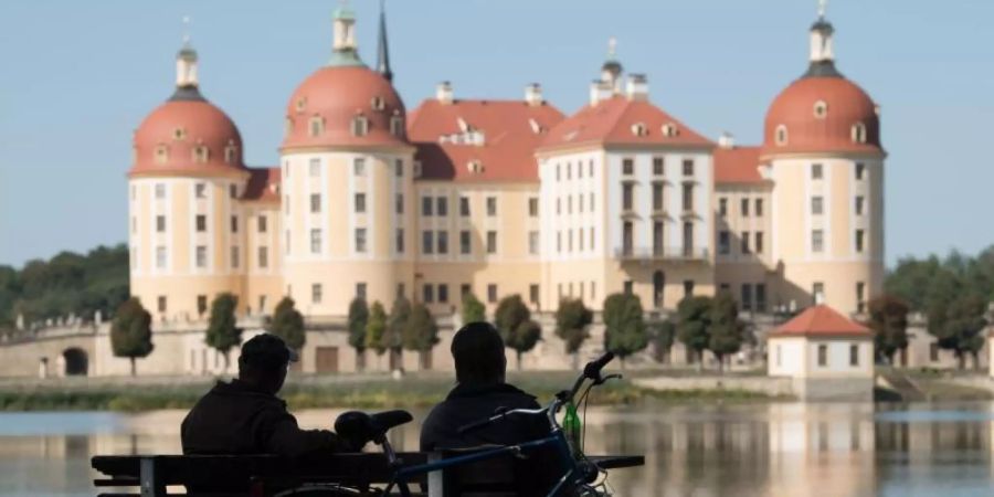 Strahlende Sonne über Schloss Moritzburg, dem einstigen Jagdschloss der Wettiner. Foto: Sebastian Kahnert