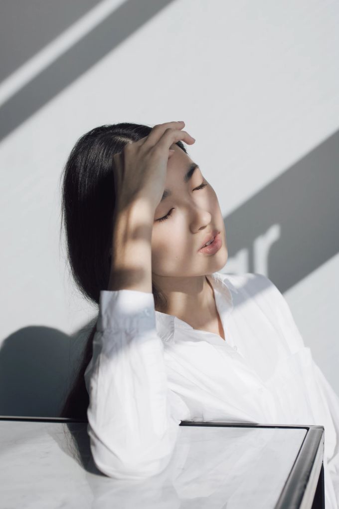Hochsensible nehmen ihre Umgebung besonders intensiv wahr. Frau in Sonne