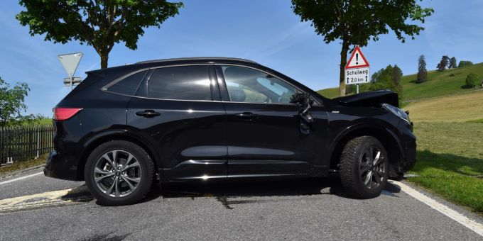 Vom Handy abgelenkt - Autofahrer (37) verunfallt in Schwellbrunn AR