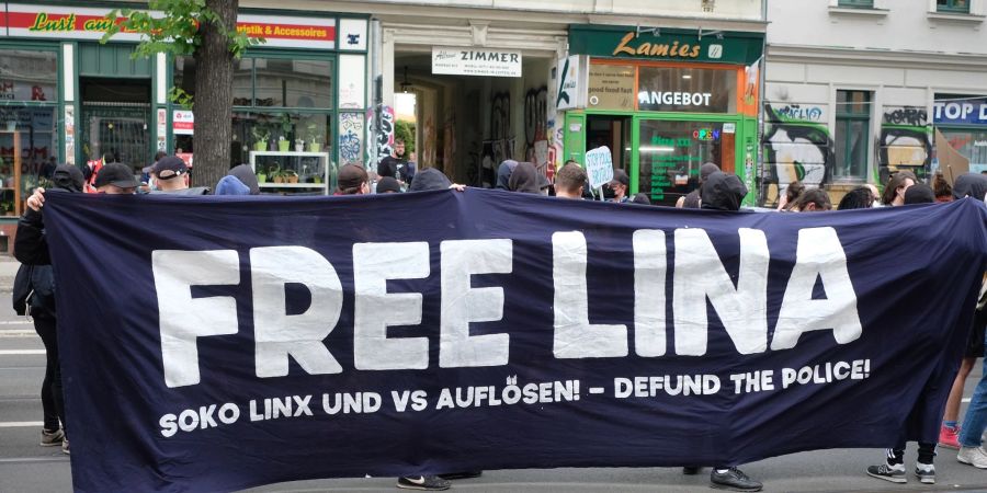 Unterstützer von Lina E. im Leipziger Stadtteil Connewitz. Wegen des Verdachts linksextreme Anschläge angeführt zu haben, sitzt die Studentin seit mehreren Monaten in Untersuchungshaft.