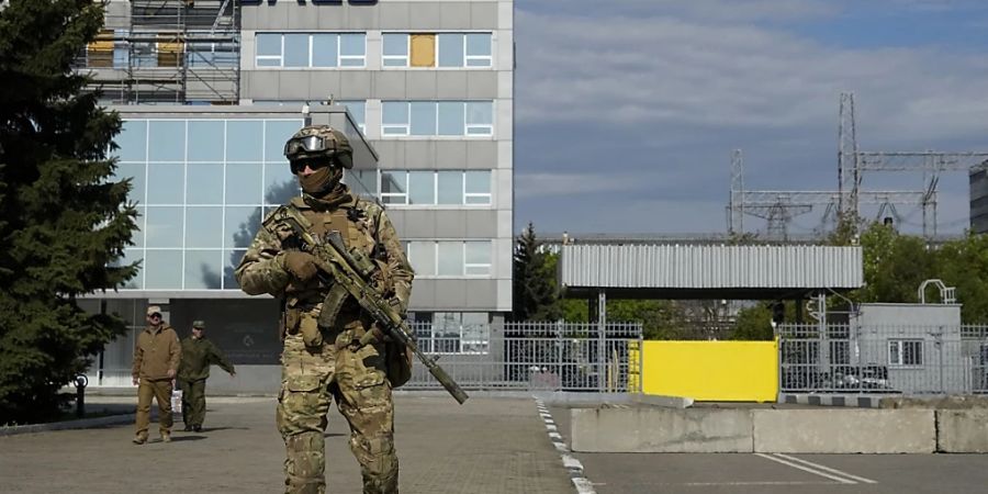 ARCHIV - Ein russischer Soldat steht am 01.05.2022 auf dem Gelände des Kernkraftwerks Saporischschja in einem Gebiet unter russischer Militärkontrolle im Südosten der Ukraine Wache. Foto: Uncredited/AP/dpa