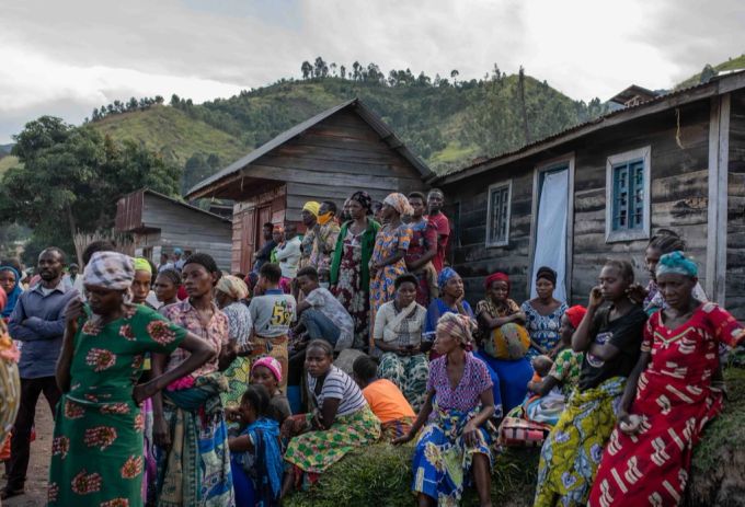 Trauernde versammeln sich vor einer Grundschule, in der die Leichen der Überschwemmungsopfer vorübergehend gelagert werden, CONGO FLASH FLOODS