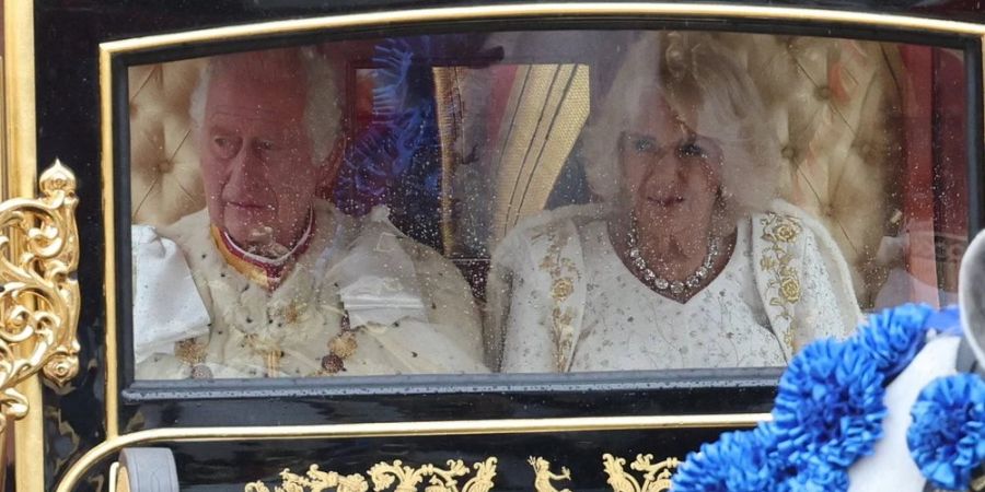 Charles und Camilla in Weiss auf dem Weg zur Kirche.