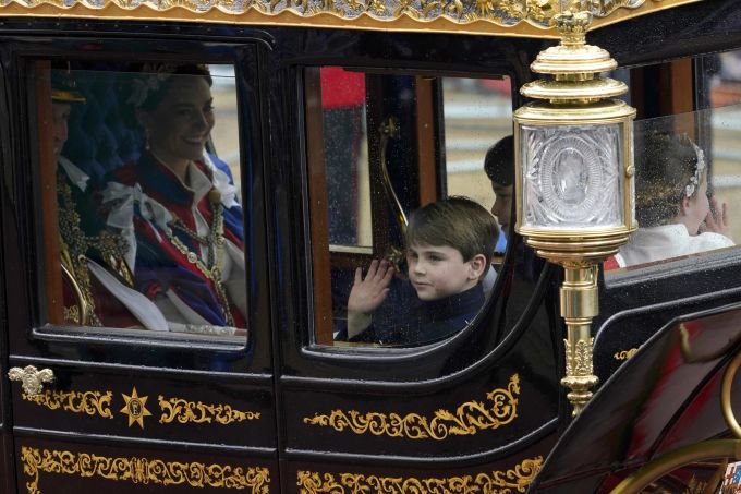 Prinz William, Prinzessin Kate mit ihren Kindern George, Charlotte und Prinz Louis auf der Kutschfahrt nach der Krönung. Prinz Louis William Kate