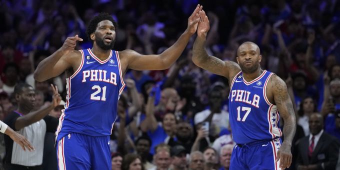 Jubel bei den Spielern der Philadelphia 76ers. Celtics 76ers Basketball NBA
