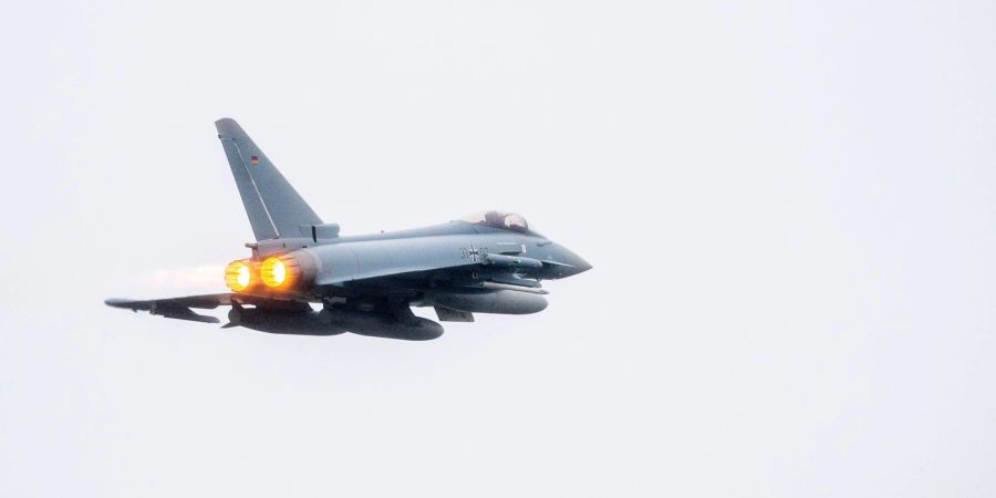 Ein Kampfflugzeug vom Typ Eurofighter Typhoon der Luftwaffe startet am Fliegerhorst Wittmundhafen mit eingeschaltetem Nachbrenner.