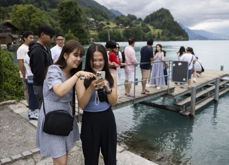 Die meisten asiatischen Touristen kamen mit Reisecars, schossen ein Selfie und gingen wieder – ohne zu konsumieren. (Archivbild)