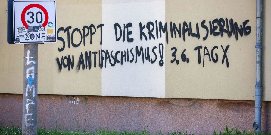 Ein Graffiti prangt an einem Wohnhaus im Leipziger Süden.