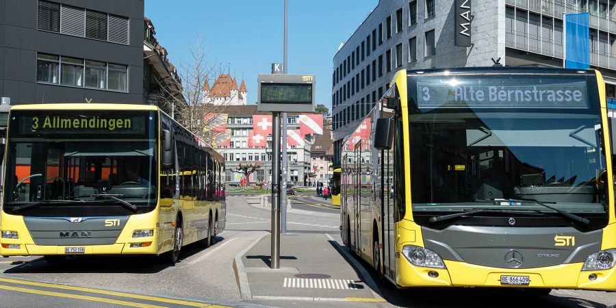 Busse der STI vor der Abfahrt. - Stadt Thun