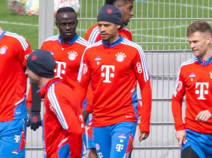 Haben sich nach dem Kabinen-Zoff wieder versöhnt: Sadio Mané und Leroy Sané von Bayern München. Bayern München
