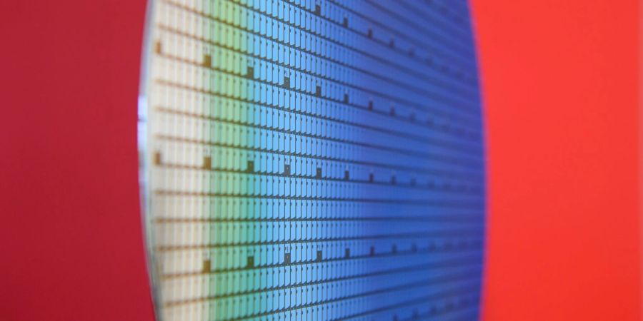 Ein 300-Millimeter-Wafer steht in der Halbleiterfabrik von Bosch im Foyer ausgestellt.