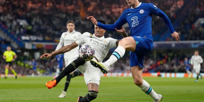 Soll das Interesse von Real Madrid auf sich gezogen haben: Chelseas Kai Havertz (r). real madrid karim benzema