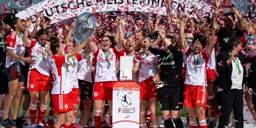 Bejubeln nach ihrem 11:1-Triumph am letzten Spieltag die Meisterschaft: die Frauen des FC Bayern München.