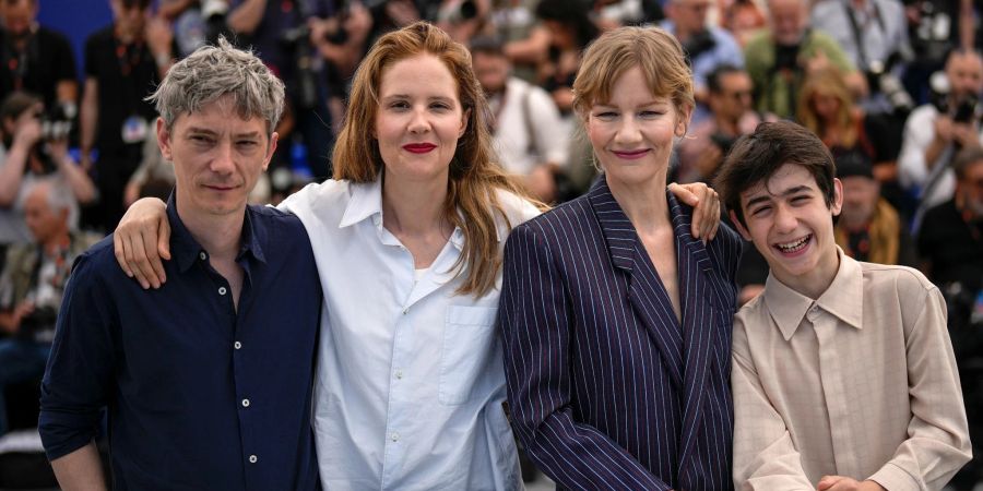 Schauspieler Swann Arlaud (l-r),  Regisseurin Justine Triet, Sandra Hüller und Milo Machado Graner stellen den Film «Anatomy of a Fall» («Anatomie d’une chute») bei den 76. Internationalen Filmfestspielen in Cannes vor.