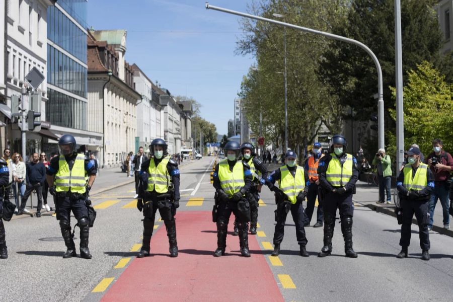 Die Kundgebung ist allerdings unbewilligt, weswegen die Polizei ungefähr 200 Teilnehmende wegweist.