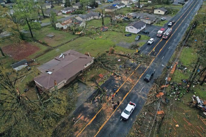 Eine Luftaufnahme zeigt Schäden an Häusern und entwurzelte Bäume in der Stadt Sherwood im US-Staat Arkansas, nachdem ein Tornado grosse Schäden in der Gegend verursacht hat. Colin Murphey/Arkansas Democrat-Gazette/AP/dpa Tornado