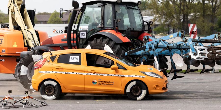 Der PKW schlägt beim Crashtest zu Forschungsprojekt Unfallgefahr mit Traktoren und Landmaschinen in den Traktor und das daran befindliche landwirtschaftliche Gerät ein.