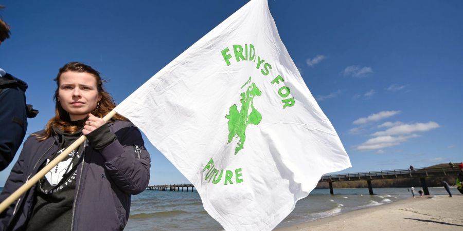 Klimaaktivistin Luisa Neubauer demonstriert auf der Insel Rügen gegen die geplante LNG-Anlage.