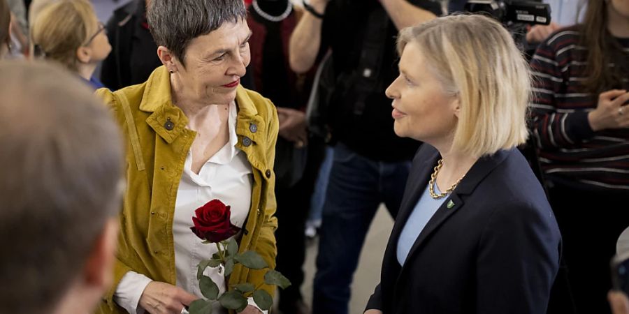 Barbara Gysi, SP, links, im Gespräch mit Esther Friedli, SVP, nach der Bekanntgabe des Resultats des ersten Wahlgangs am 12. März in St. Gallen. (Archivbild)