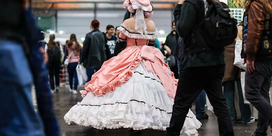 Eine Cosplayerin geht über die Leipziger Buchmesse. Foto: Jan Woitas/dpa