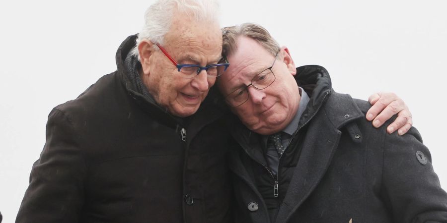 Naftali Fürst (l), Präsident des Internationalen Komitees Buchenwald-Dora und Kommandos, und Bodo Ramelow (Die Linke), Ministerpräsident von Thüringen, gedenken gemeinsam der Opfer des Konzentrationslagers Buchenwald.