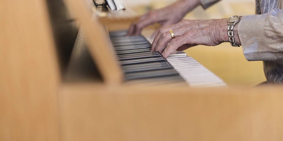 Klavierspielen bremst den Abbau der geistigen Leistungsfähigkeit im Alter. (Archivbild)