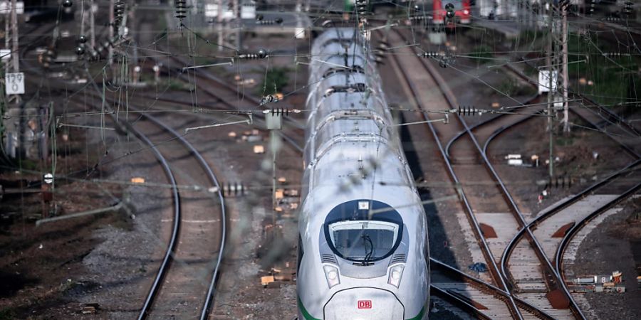 Nach der kurzfristigen Absage eines 50-stündigen Warnstreiks bei der Deutschen Bahn (DB) ist diese daran ihr Angebot wieder hochzufahren. Am Sonntag und am Montag ist im grenzüberschreitenden Verkehr Schweiz - Deutschland mit Einschränkungen und Ausfällen zu rechnen. (Archivbild)