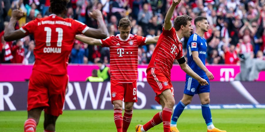 FC-Bayern-Star Thomas Müller (r) traf gegen Schalke.