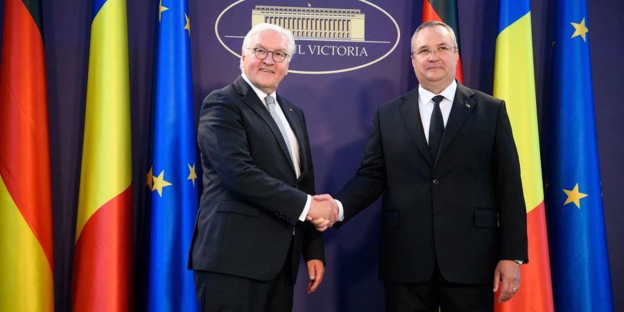 Shakehands zwischen Bundespräsident frank-Walter steinmeier (l.) und dem rumänischen Ministerpräsidenten Nicolae-Ionel Ciuca.