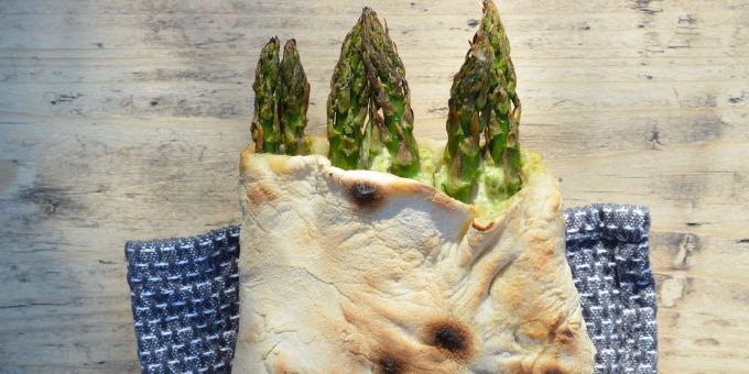 Berlin - Grüner und weisser Spargel schmeckt auch vom Grill