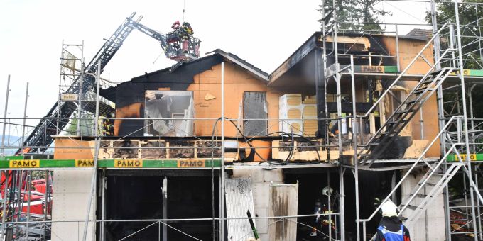 Brand in Reinach AG: Unbewohntes Haus steht in Flammen. Brand Reinach AG