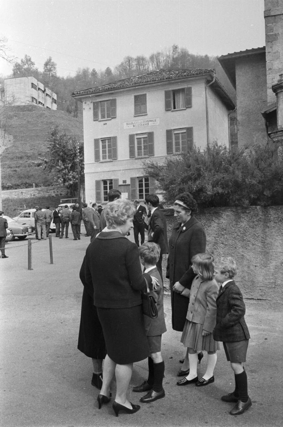 Am 19. Oktober erkämpfen sich die Frauen im Tessin das Stimm- und Wahlrecht. Zur Einführung des Frauenstimmrechts auf Budnesebene kommt es aber erst 1971.