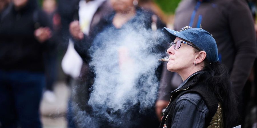 Cannabis-Rauch liegt über einer Demonstration für die Legalisierung der Droge - in der Debatte um Modellregionen für die kontrollierte Abgabe meldet man sich aus Nordrhein-Westfalens Gesundheitsministerium zu Wort.