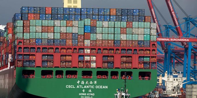 China hat im Oktober mehr exportiert als erwartet. Ein Containerschiff aus China legt im Hafen von Hamburg an. Die Exporte aus China sind im März wieder deutlich angestiegen. (Symbolbild)