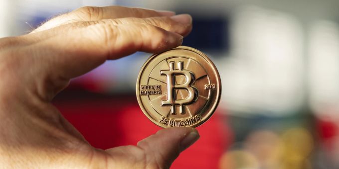 Eine symbolische Münze des Bitcoin. bitcoin