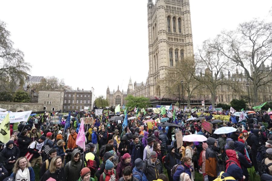 Derweil protestiert ihre Organisation, Extinction Rebellion, in London für das Klima.