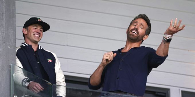 Ryan Reynolds feiert den Aufstieg von Wrexham. Reynolds