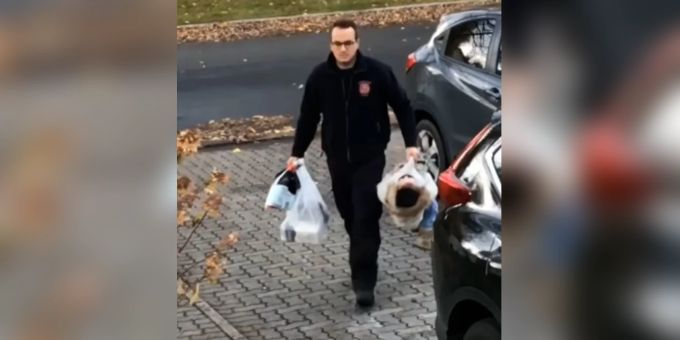 Der Vater trägt seine Tochter wie die Einkaufstüte. Quebec