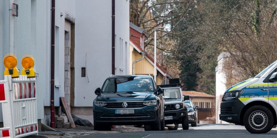 Ein Einsatzwagen der Polizei steht vor einer Kinderhilfeeinrichtung in der deutschen Stadt Wunsiedel.