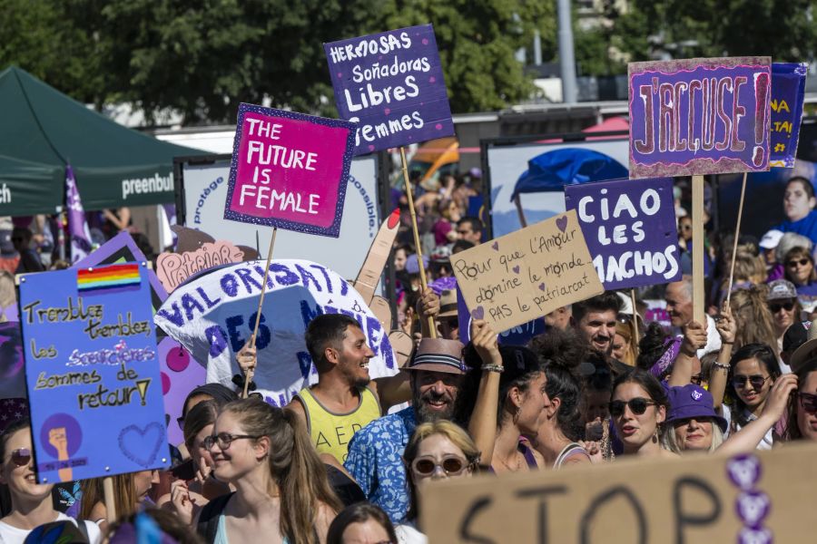 Der Genfer Frauenstreik-Umzug.