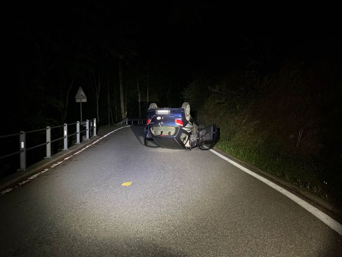 Das Auto kam am Strassenrand auf dem Dach liegend zum Stillstand. Solothurn Unfall