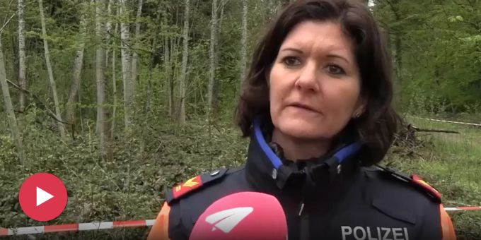 Bilder zeigen - Polizei holt Waldbesetzer in Rümlang ZH von den Bäumen