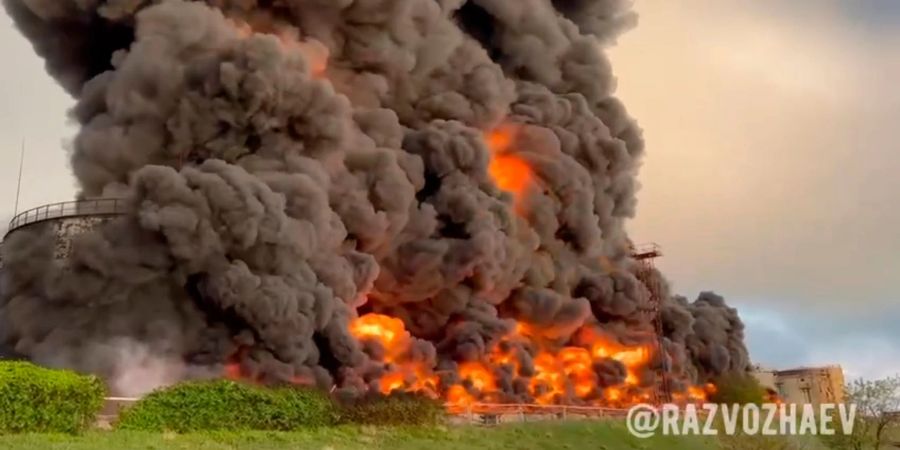 Rauch und Flammen steigen aus einem brennenden Treibstofftank in Sewastopol auf der von Russland seit 2014 annektierten Halbinsel Krim auf.