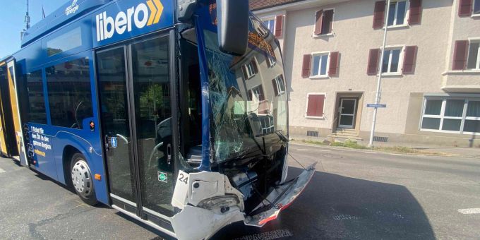 Vorfahrt geklaut - Grenchen SO: Linienbus fährt in Lieferwagen rein