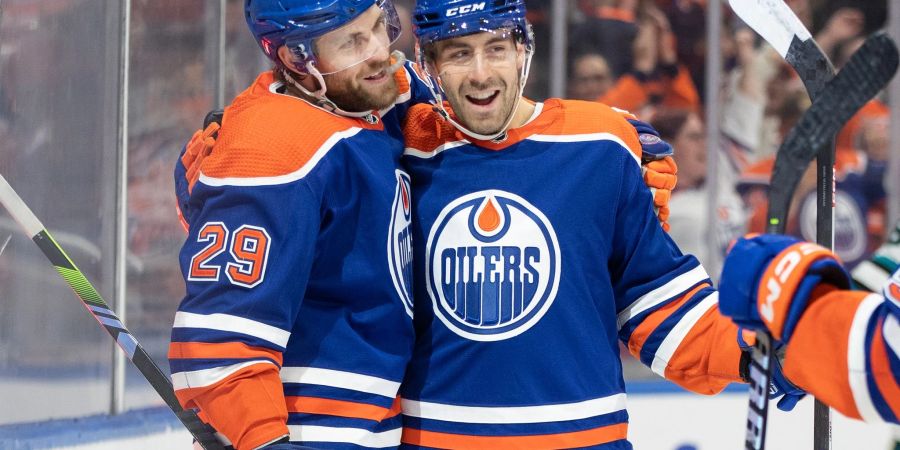 Leon Draisaitl (l) und Cody Ceci eilen mit den Oilers weiter von Sieg zu Sieg.